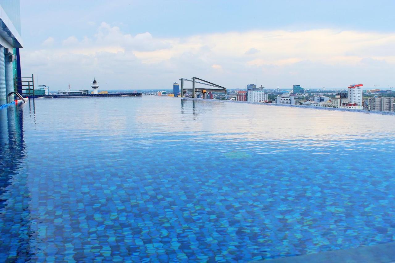 Karebosi Premier Makassar Hotel Exterior photo