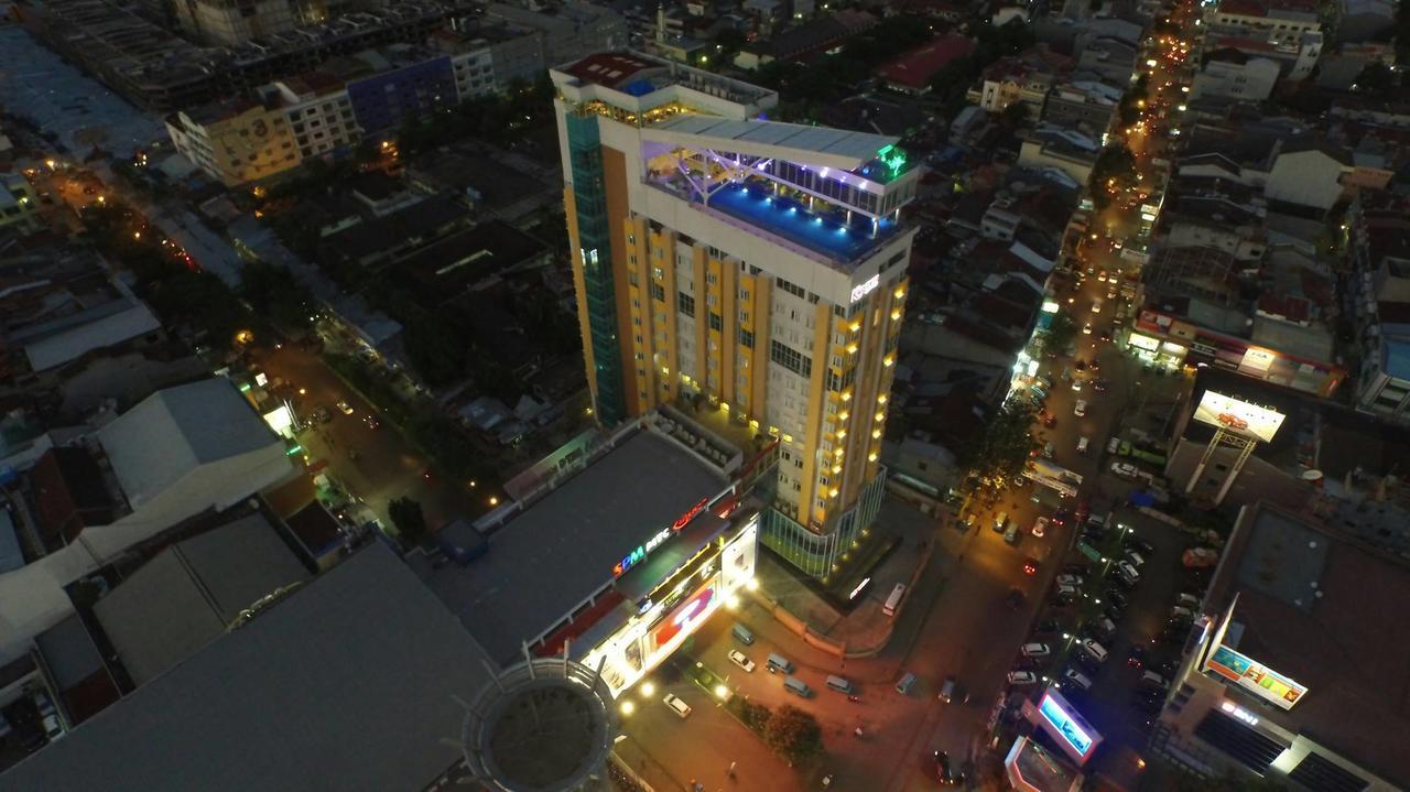 Karebosi Premier Makassar Hotel Exterior photo